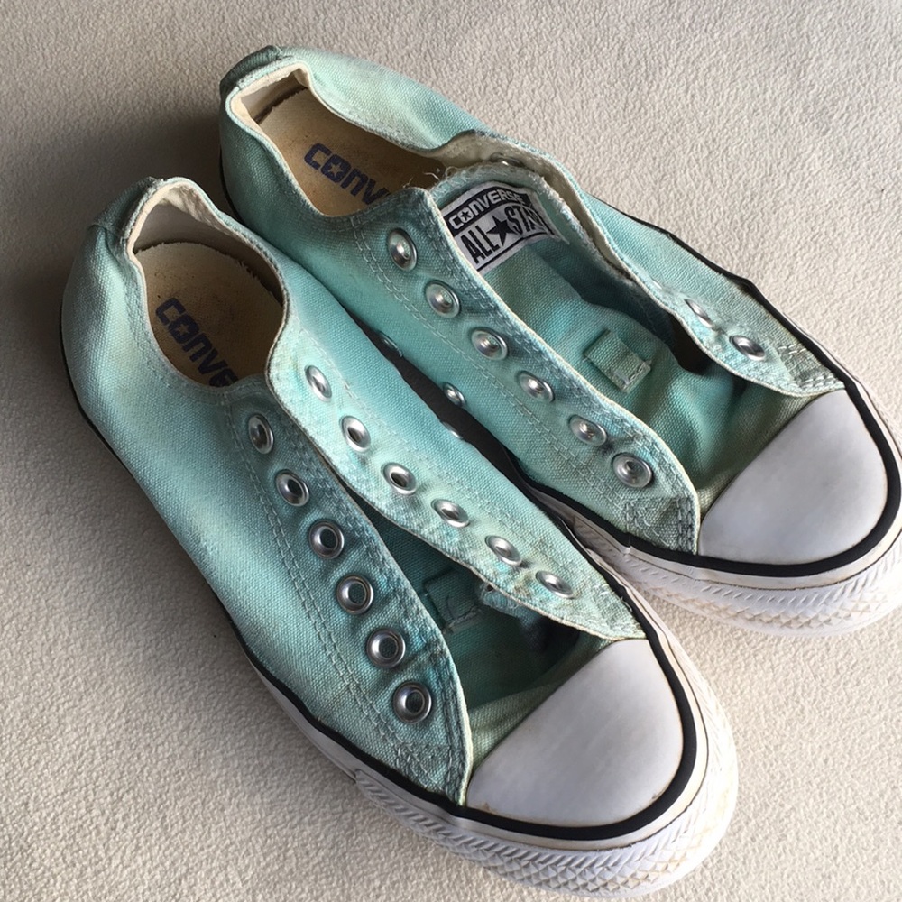 Converse teal sneakers wit no shoestrings, womens size 7.